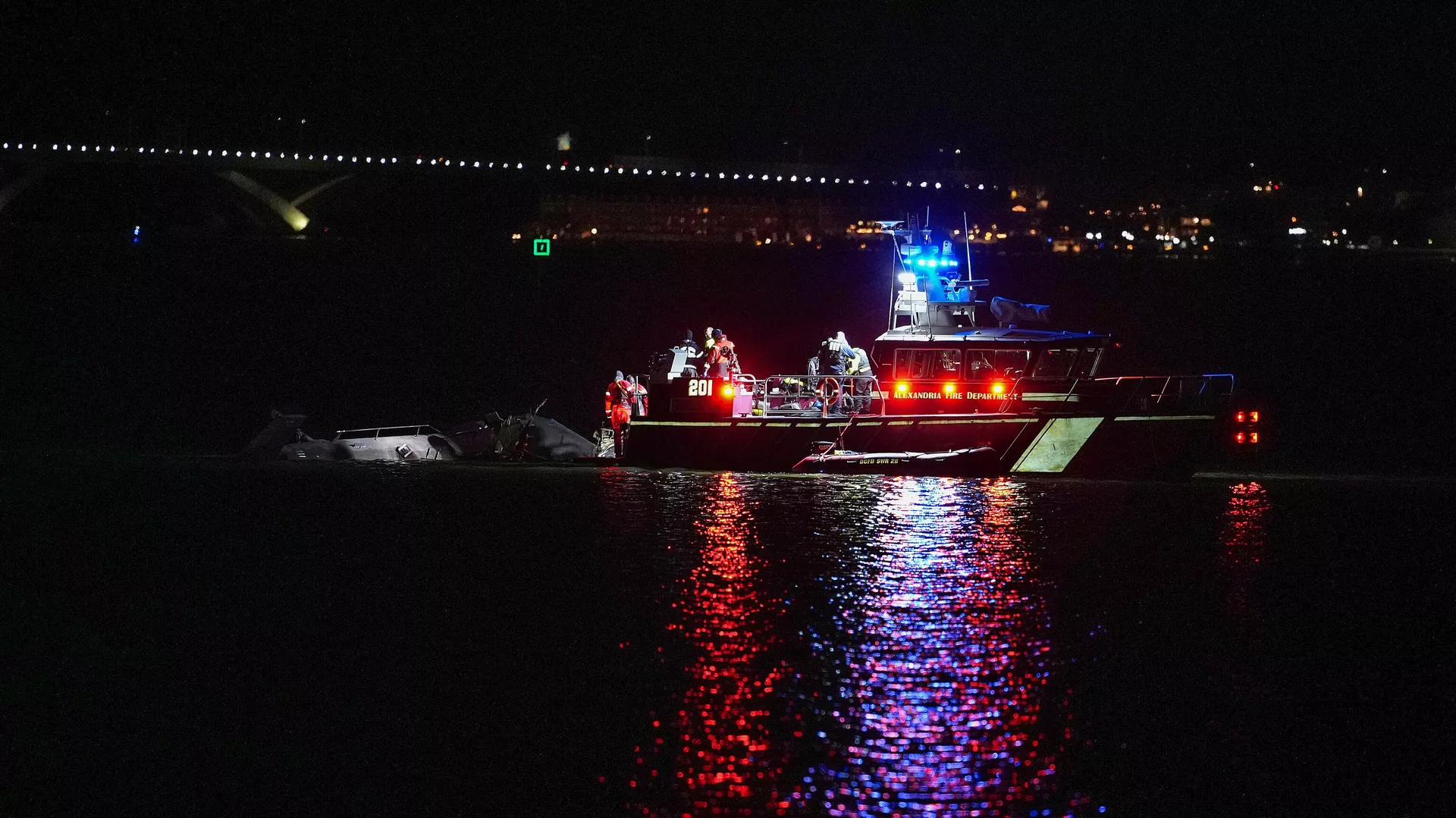 Спасатели извлекли 18 тел погибших после авиакатастрофы в Вашингтоне