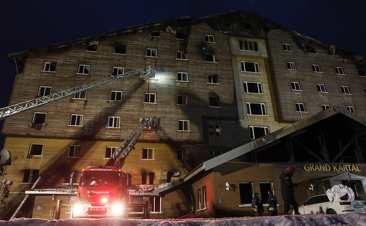 Около 50 отелей закрыли в турецкой Анталье после пожара на курорте Карталкая