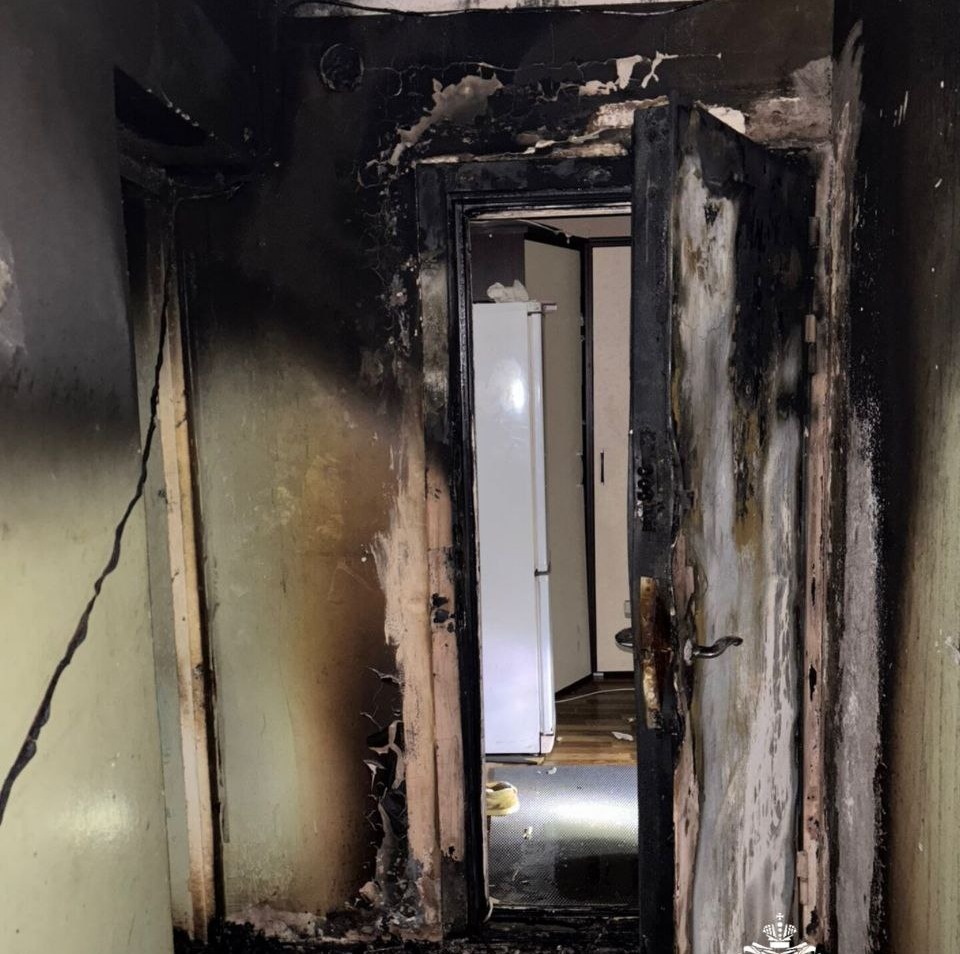 Пожарные спасли женщину на пожаре в жилом доме в Челнах