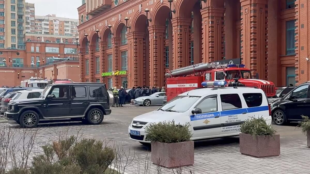 Взрывное устройство в ЖК «Алые паруса» мог принести курьер, считают в полиции