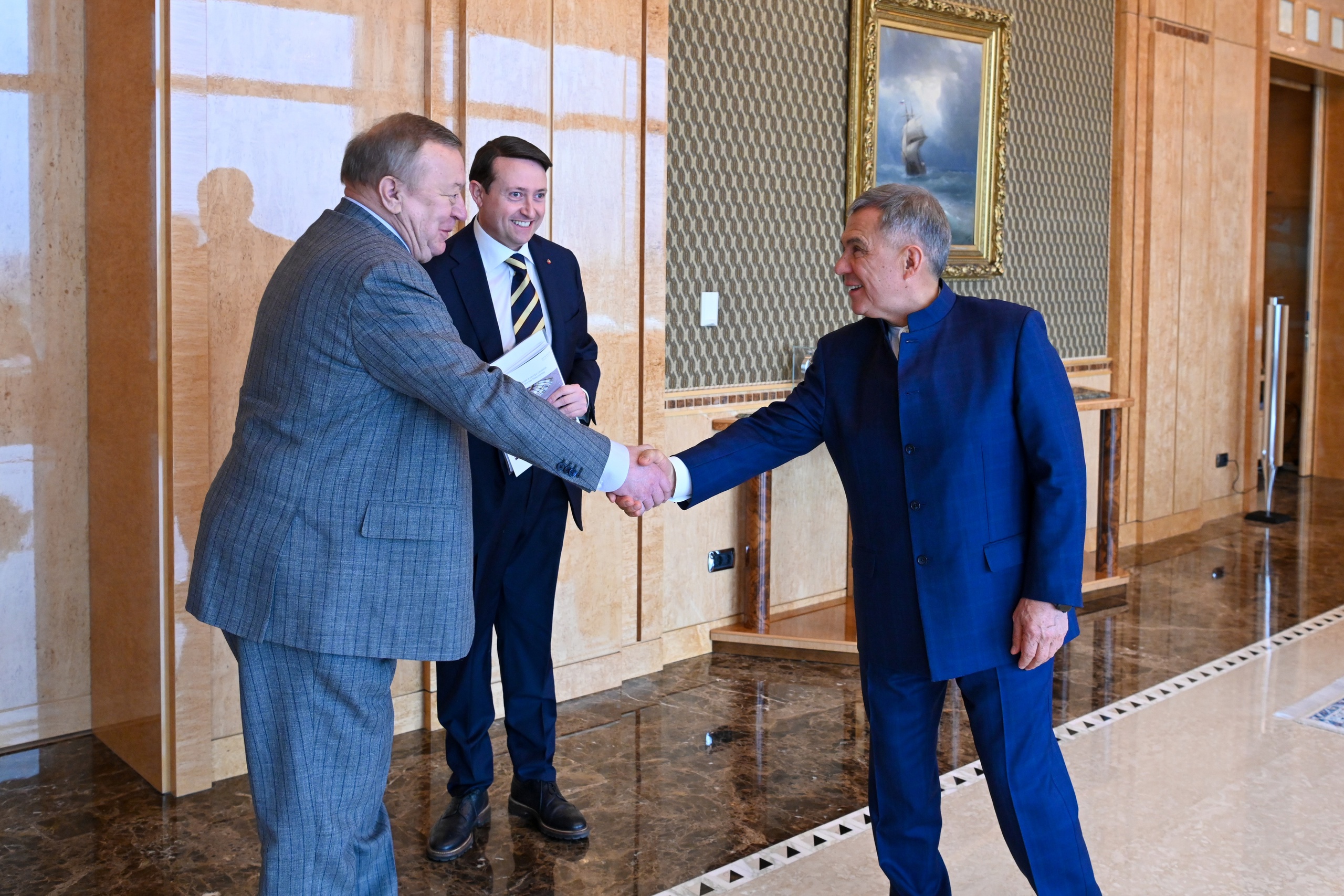 Винченцо Трани (в середине) с Рустамом Миннихановым