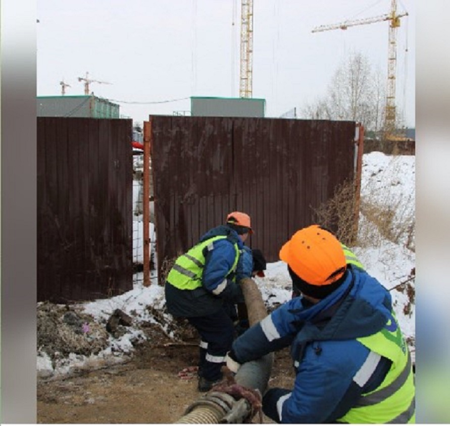 Водоканал Казани круглосуточно устраняет последствия аварии у ЖК «Аквамарин»