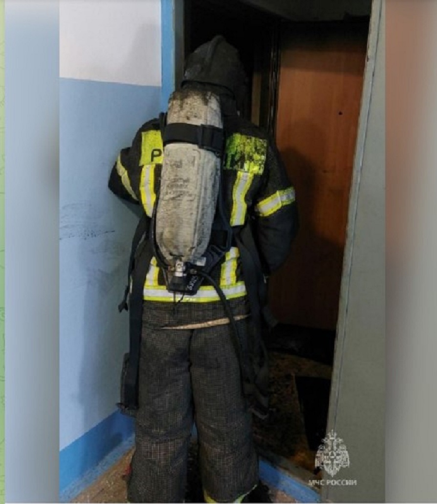 Пожарные Казани вынесли из горящей квартиры мужчину без сознания