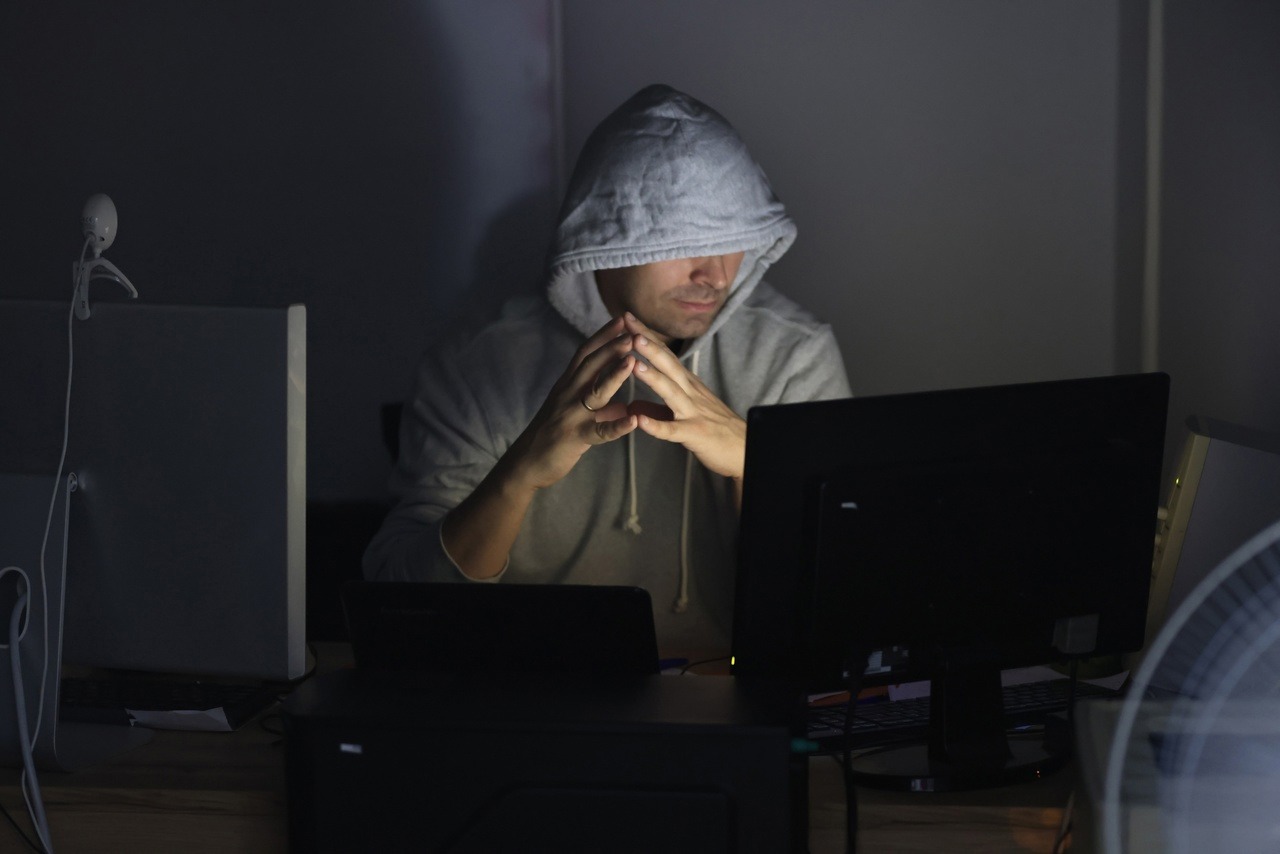 Мошенники звонят россиянам под видом сотрудников суда