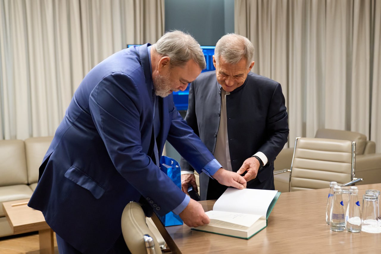 Создание биржи БРИКС в Казани обсудили Минниханов и Игорь Артемьев