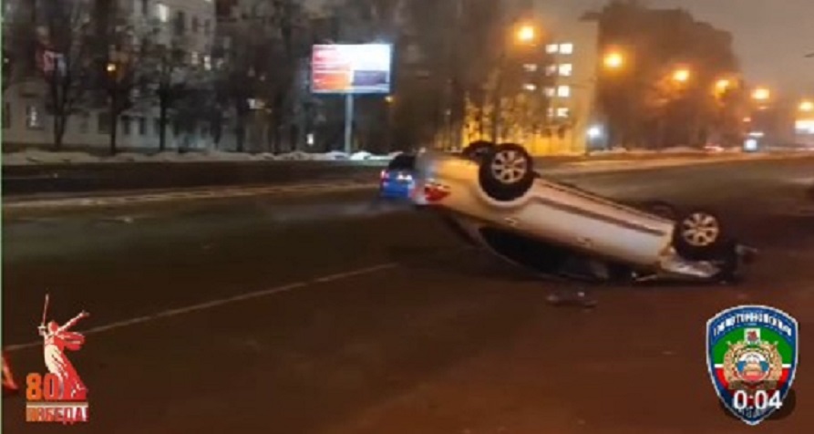 После столкновения двух иномарок в Казани одна из них перевернулась