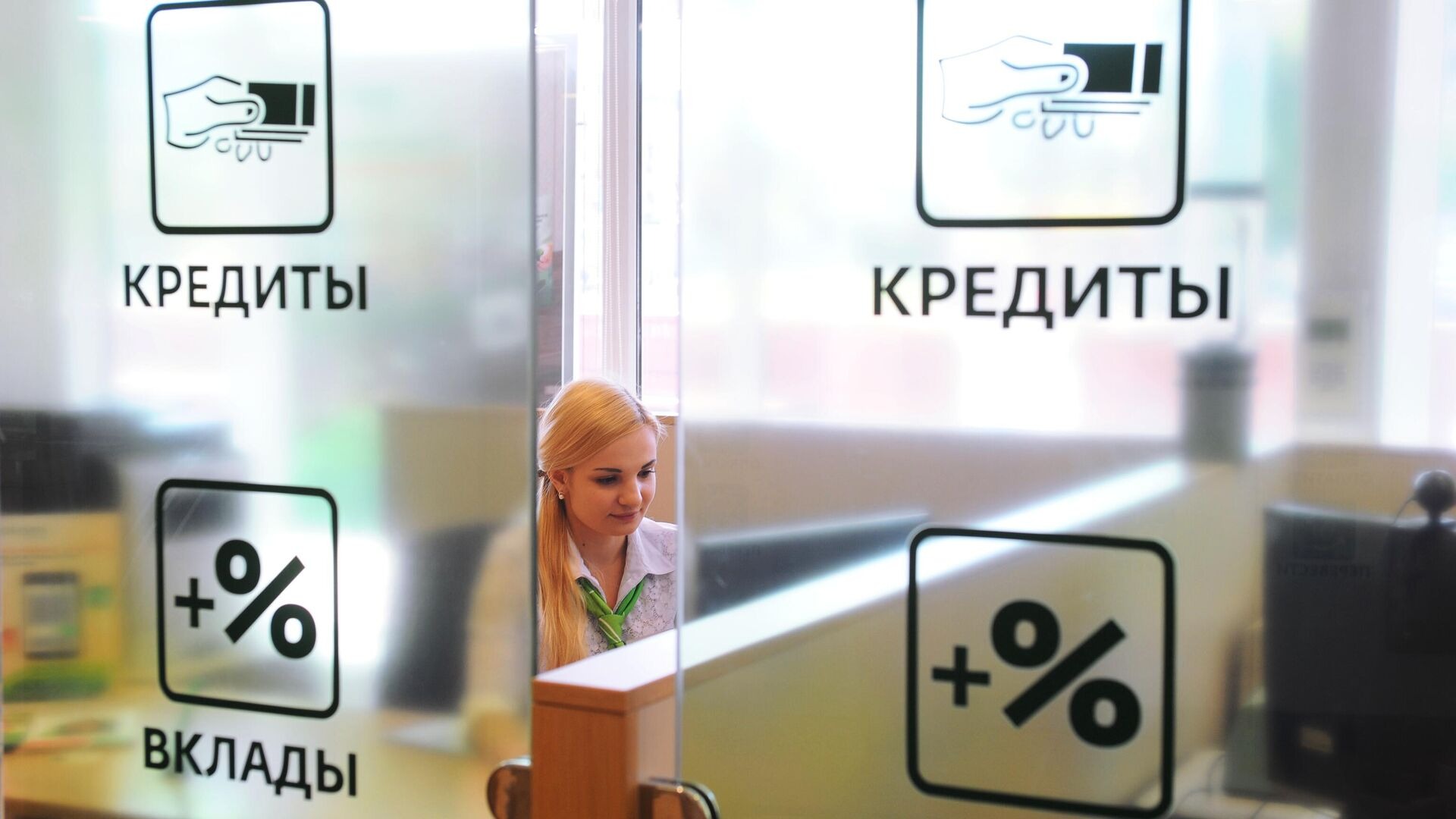 Мошенники получают кредиты в банке без проверки, заявил адвокат Горьков