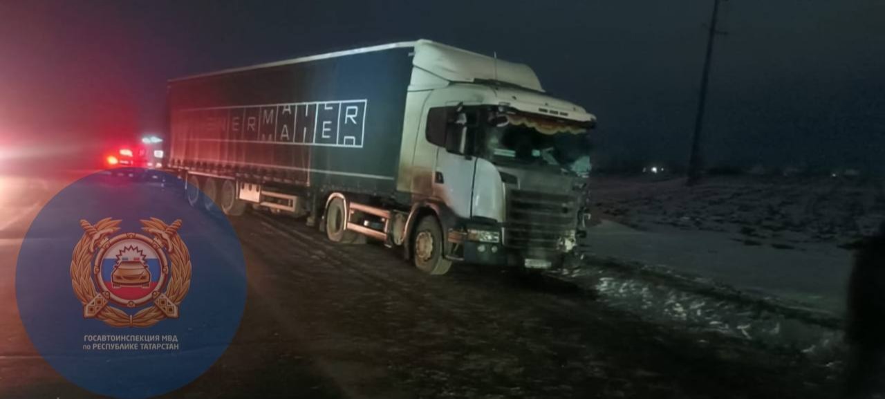 Грузовик впечатался в легковушку на трассе в Татарстане: водитель «УАЗа» погиб