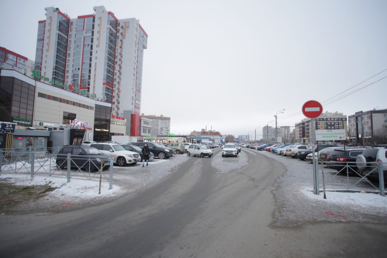 Парковка у ТЦ «Ягодная слобода» закрывается из-за строительства перехода