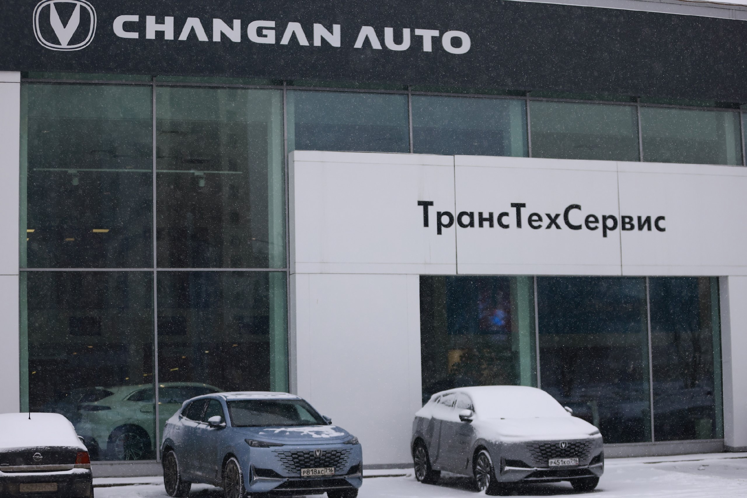 Снижение курса доллара не отразится на стоимости авто, заверили дилеры России