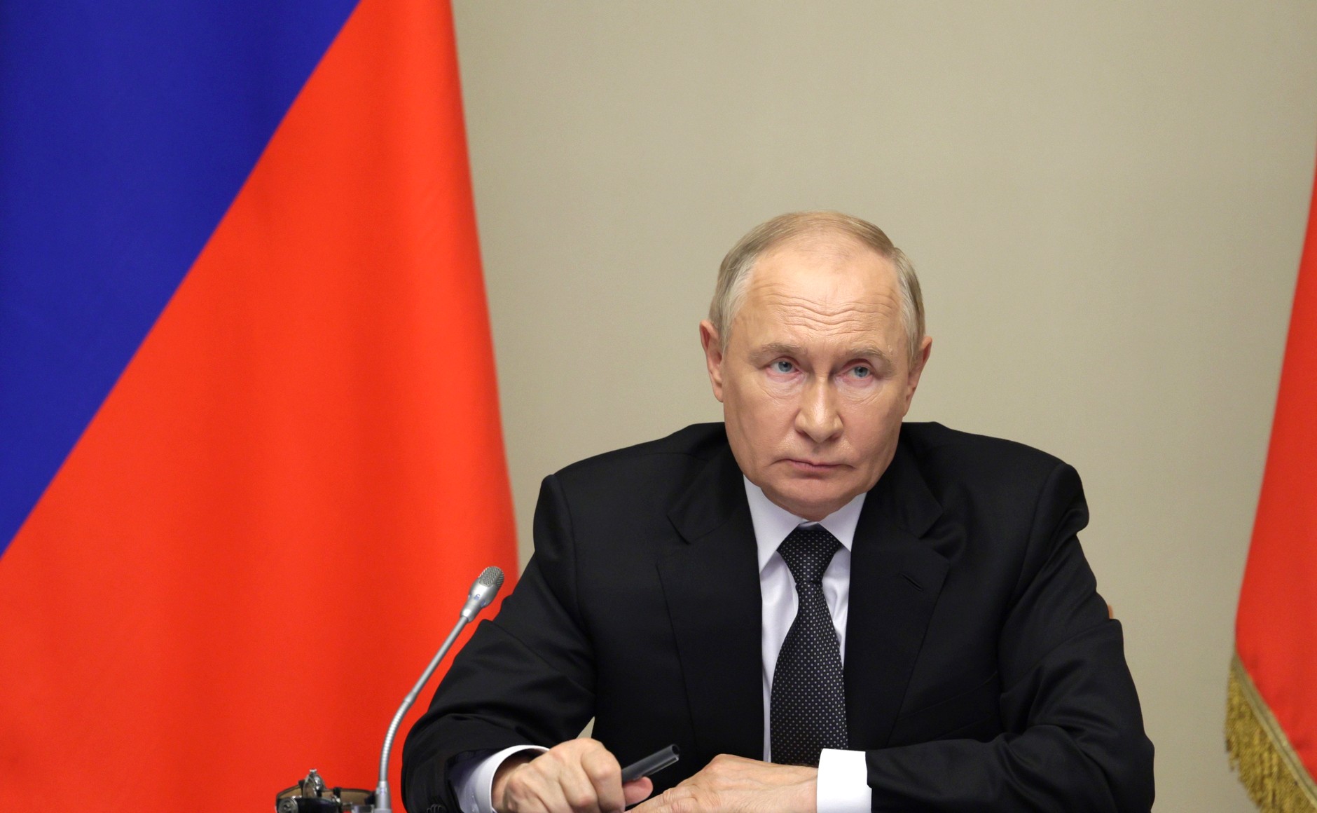 Путин поручил бороться с использованием мошенниками чужих банковских карт