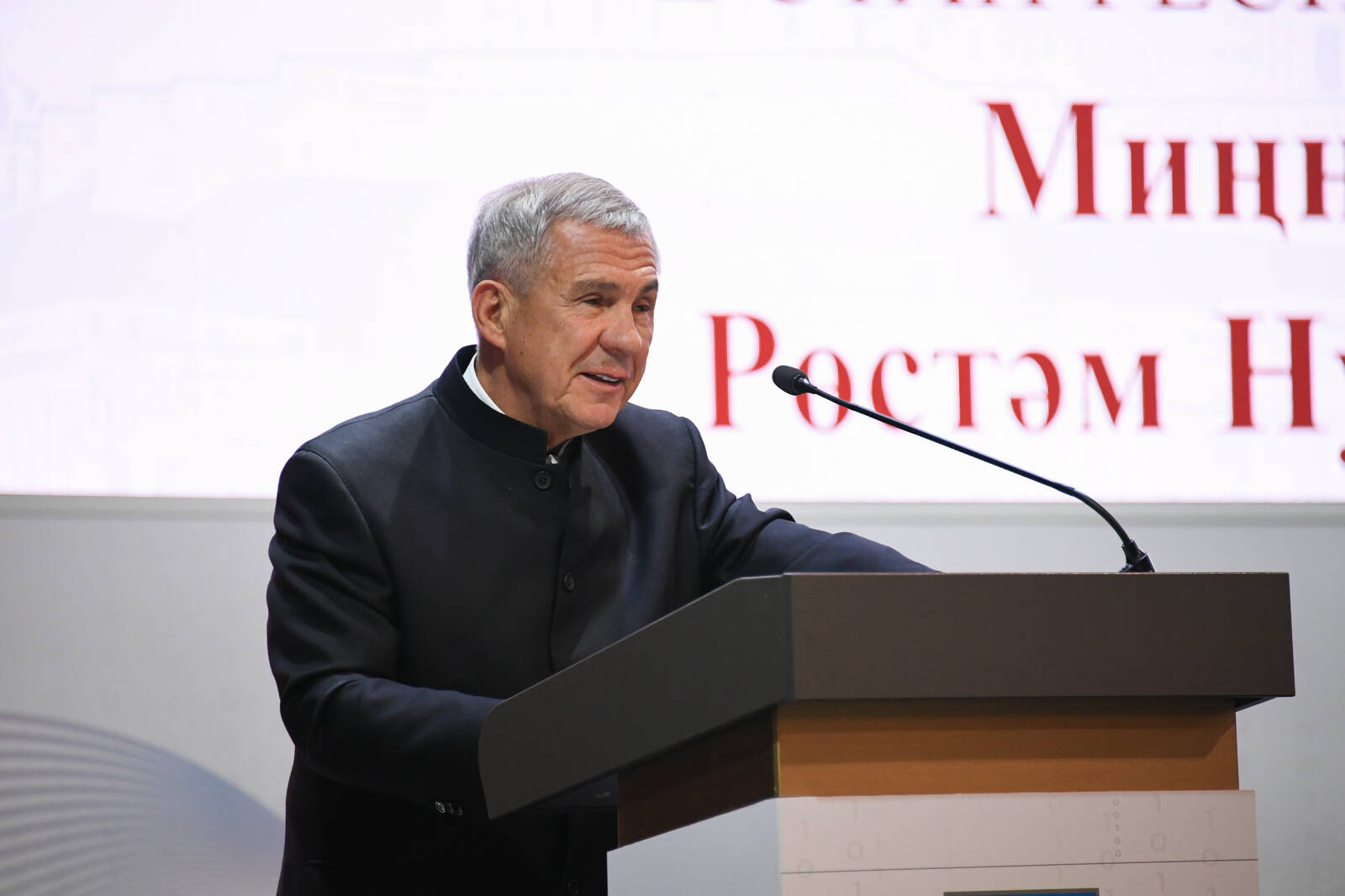 Минниханов призвал серьезно относиться к пребыванию мигрантов в Татарстане