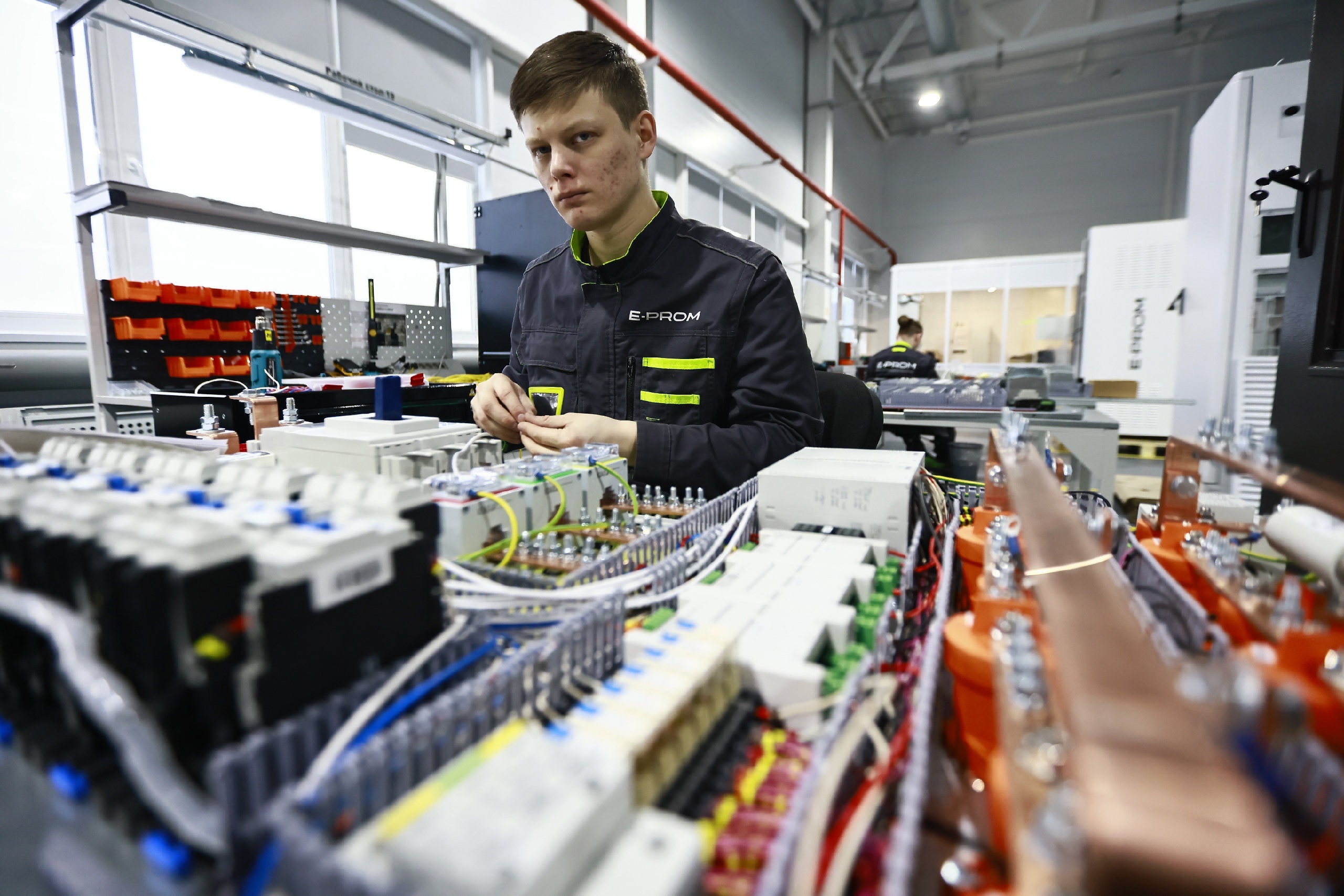 Зумерам нужны драйвовые работы, а не унылые заводы