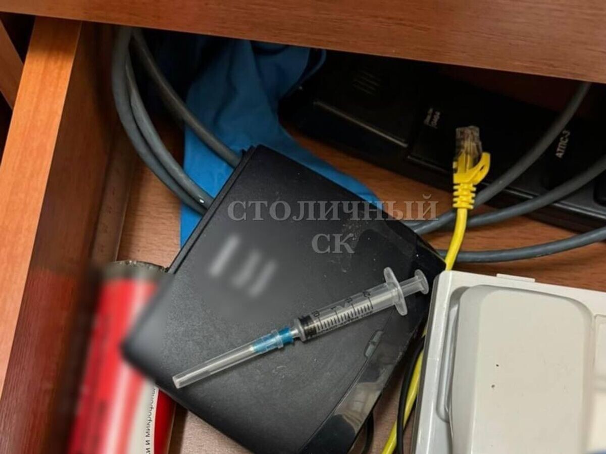 Шприц, найденный при обыске у подозреваемого в отравлении ртутью