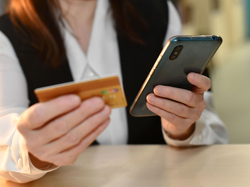 Девушка в Нижнекамске отдала аферистам 512 тысяч рублей, решив продлить договор