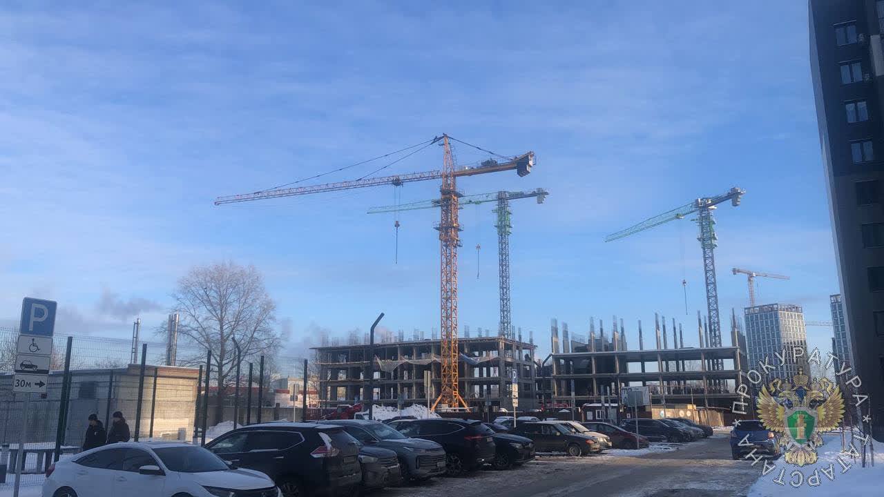 Рабочий рухнул с высоты на стройке на Портовой в Казани