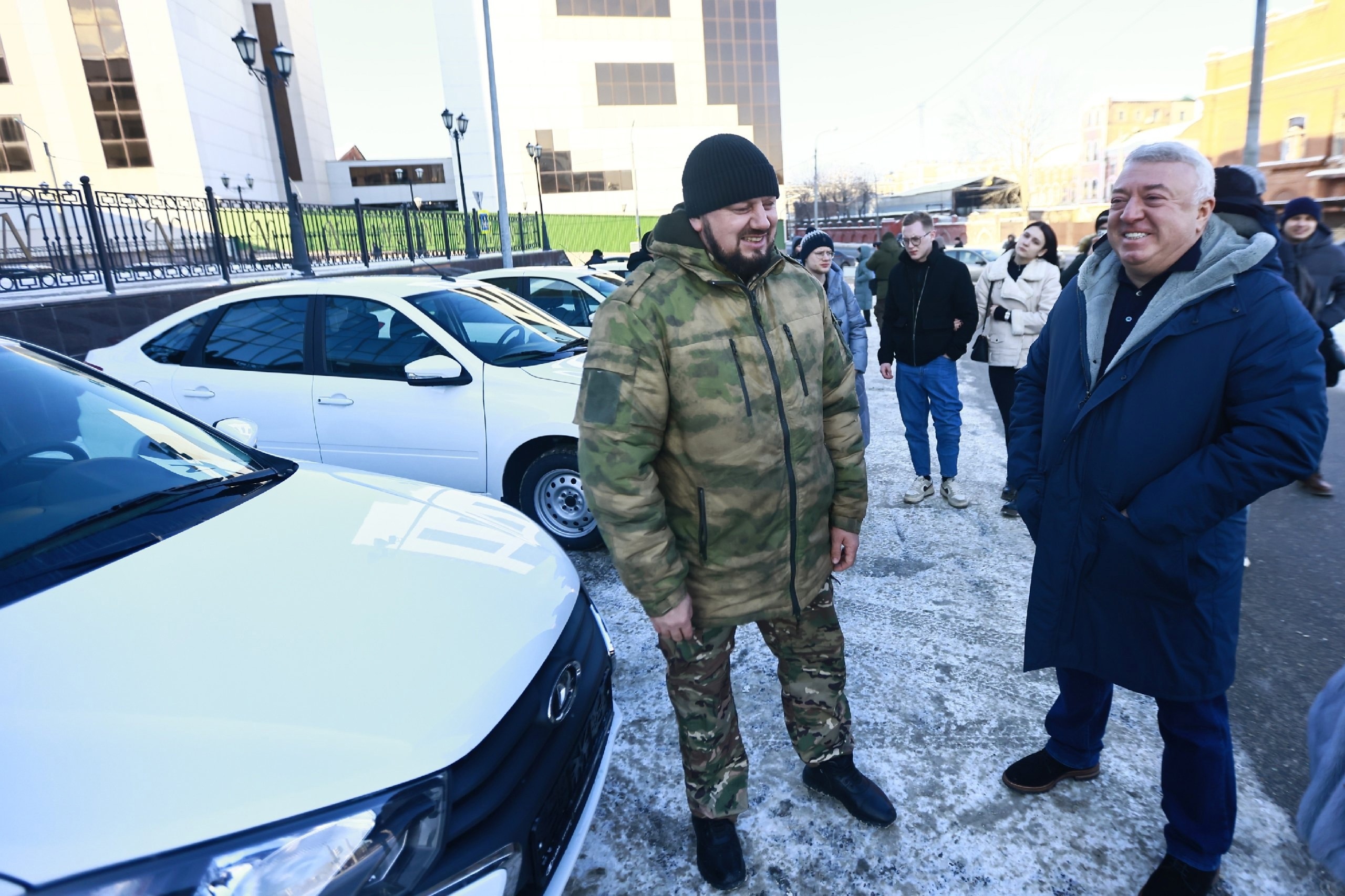 Благотворительный фонд «Нэфис» вручил 10 машин участникам СВО из Татарстана