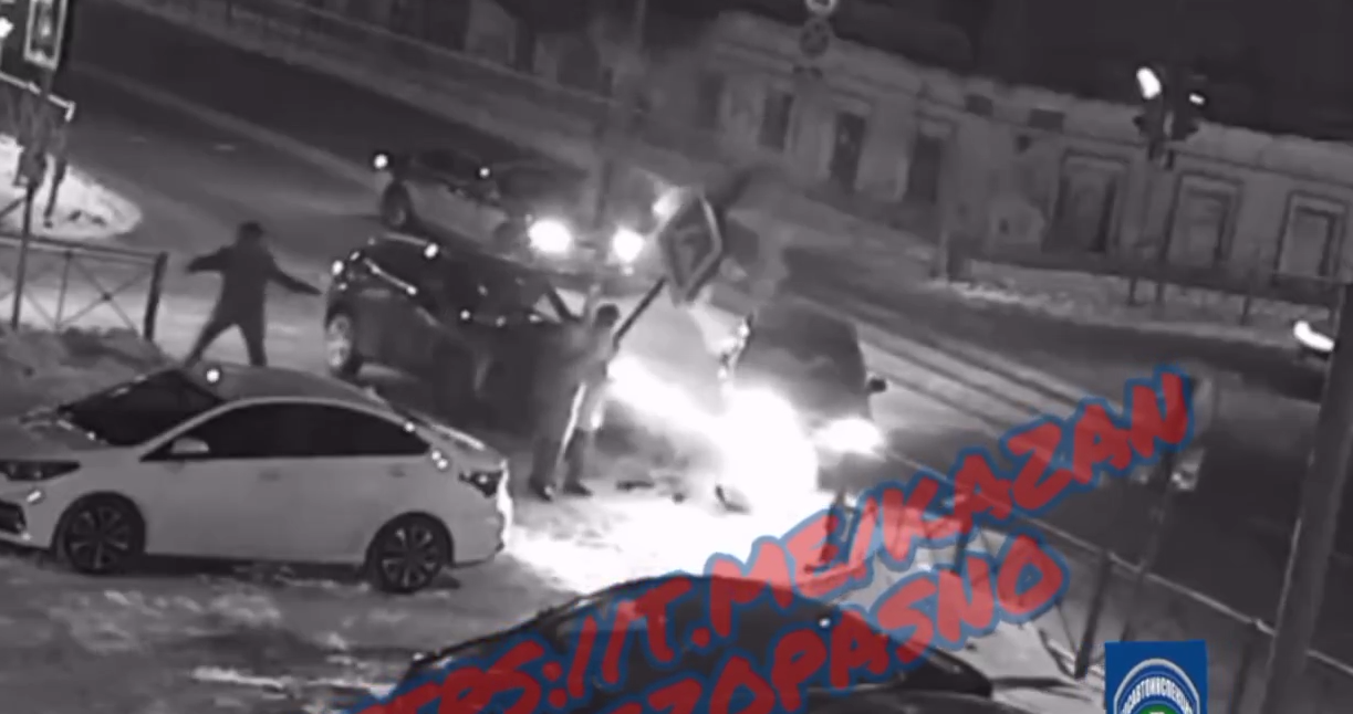 На улице Клары Цеткин в Казани EXEED отбросило на знак после ДТП с Mitsubishi