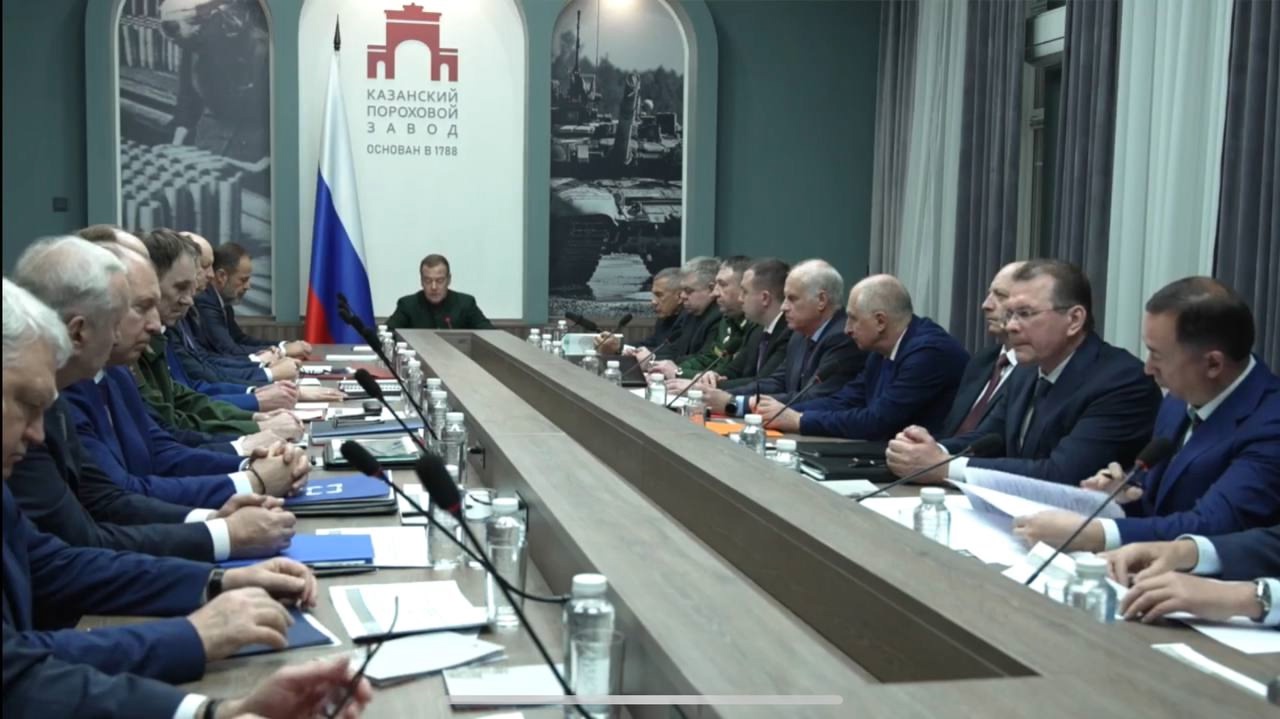Дмитрий Медведев провел совещание на Казанском пороховом заводе