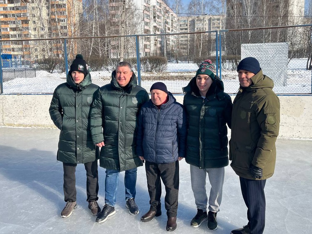 «Ак Барс» вышел во двор: казанский клуб подарил экипировку команде гимназии