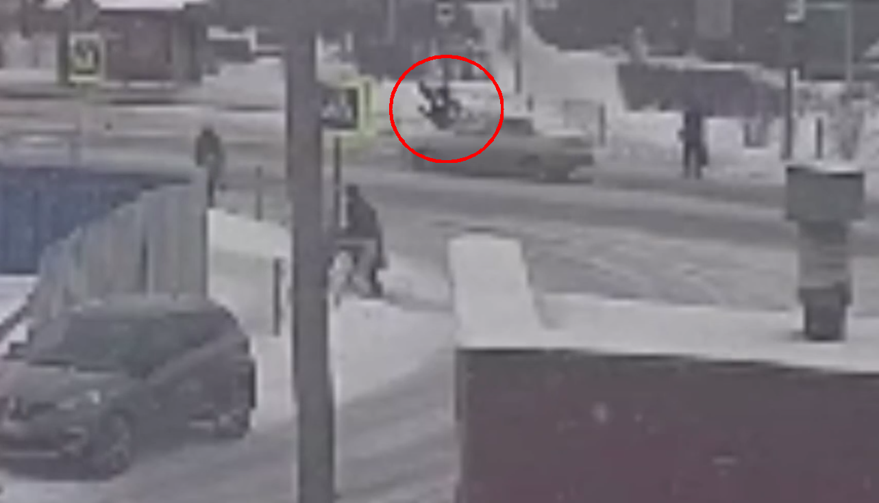 На улице Бирюзовой в Казани водитель «Лады» сбил на зебре двух школьниц