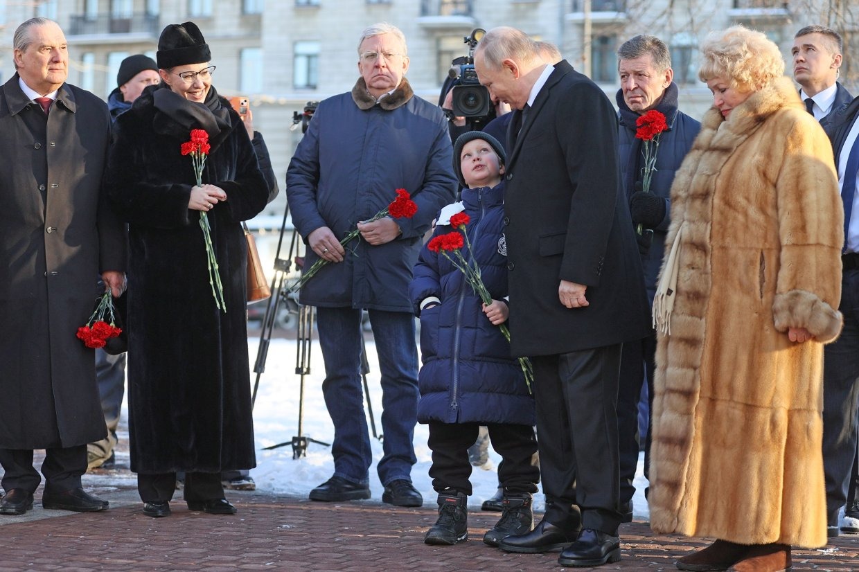 Путин тепло попрощался с семьей Собчак после концерта памяти Анатолия Собчака
