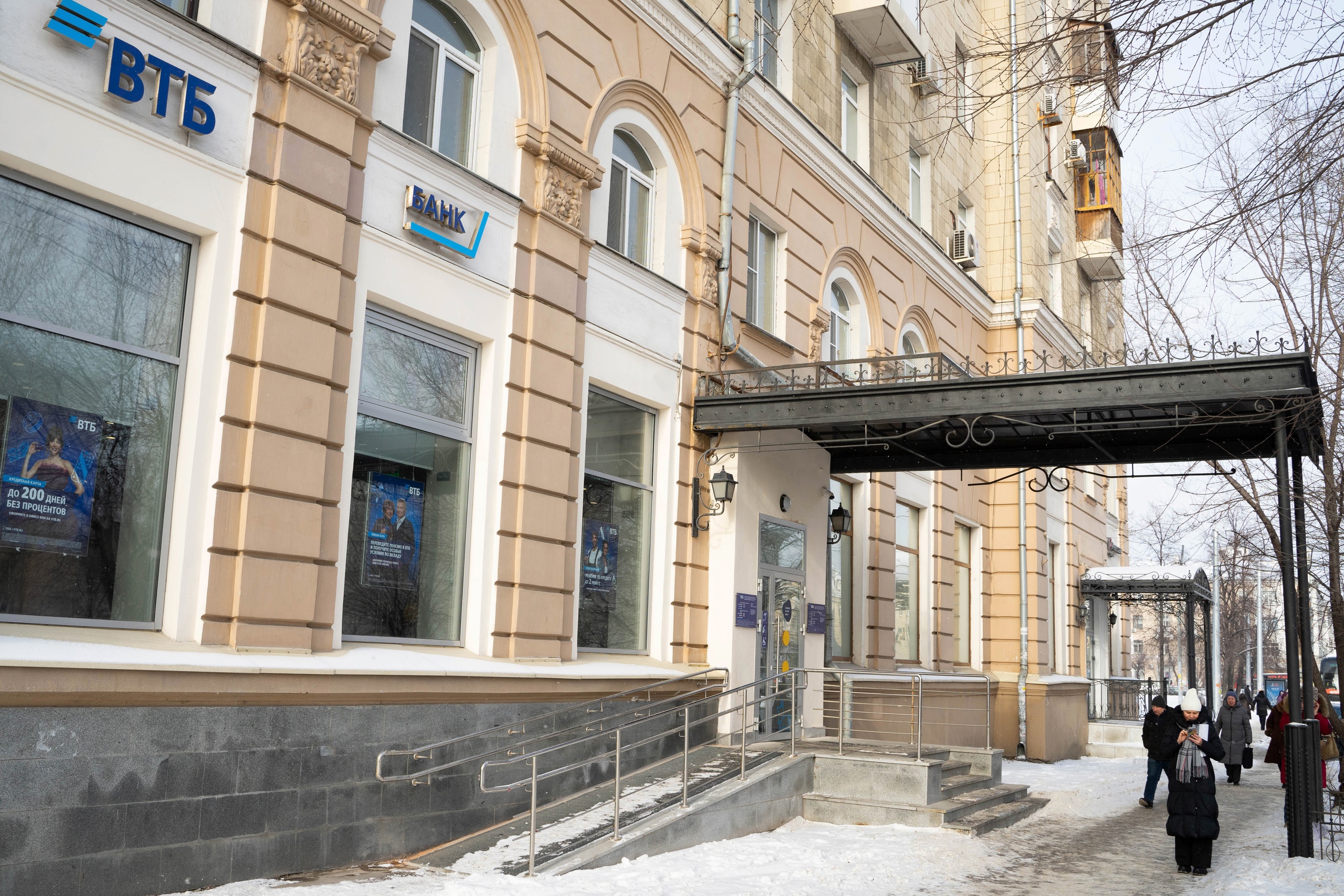 В Казани открыли обновленный офис ВТБ рядом со станцией метро «Яшьлек»