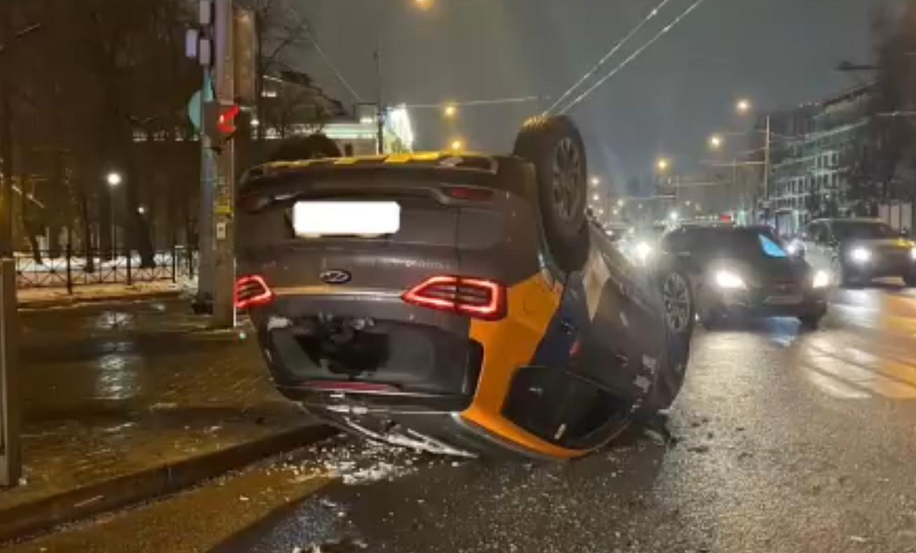 Девушка на каршеринговом Chery Tiggo опрокинула авто на перекрестке в Казани