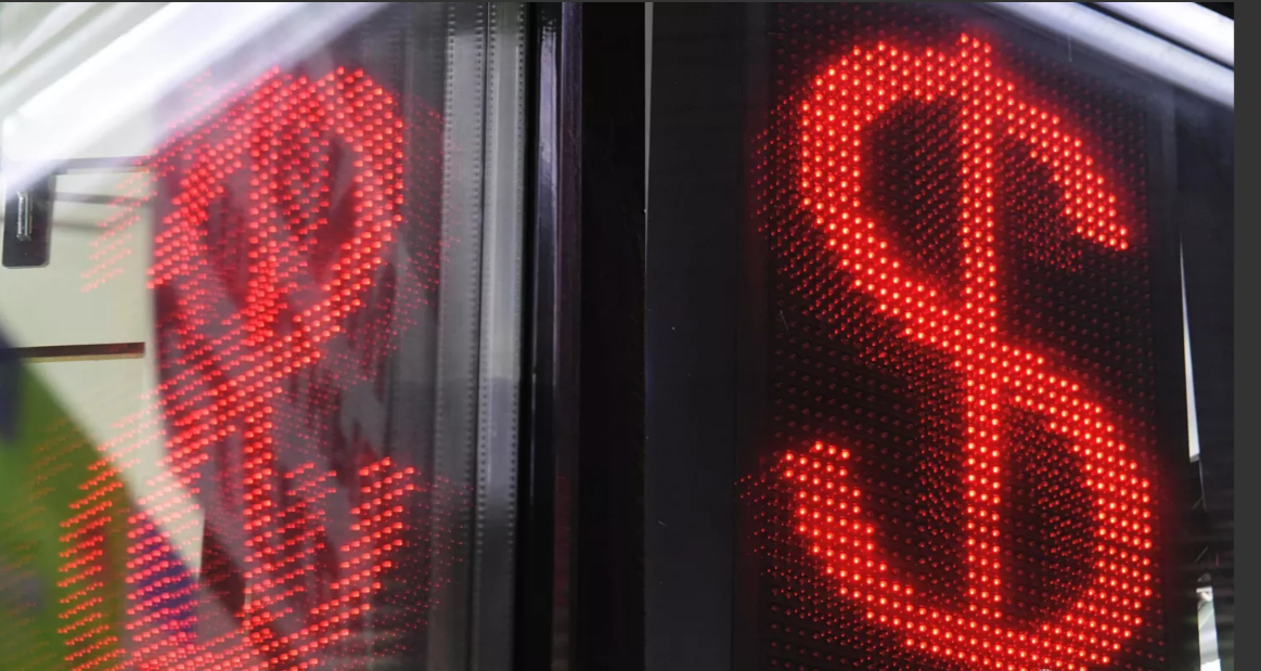 Россиянам порекомендовали не увлекаться скупкой долларов