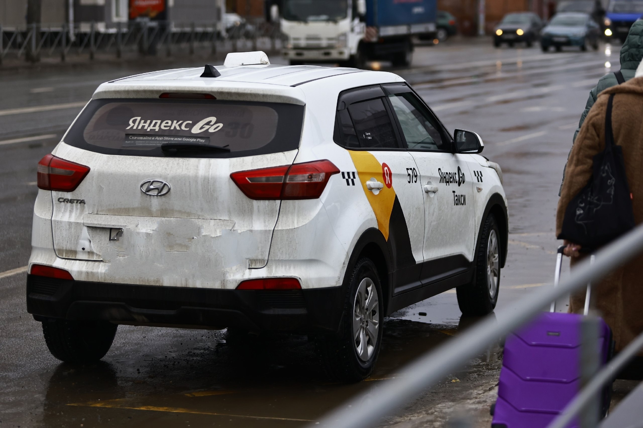 Самозанятые водители такси просят Путина не допустить запрет на иномарки