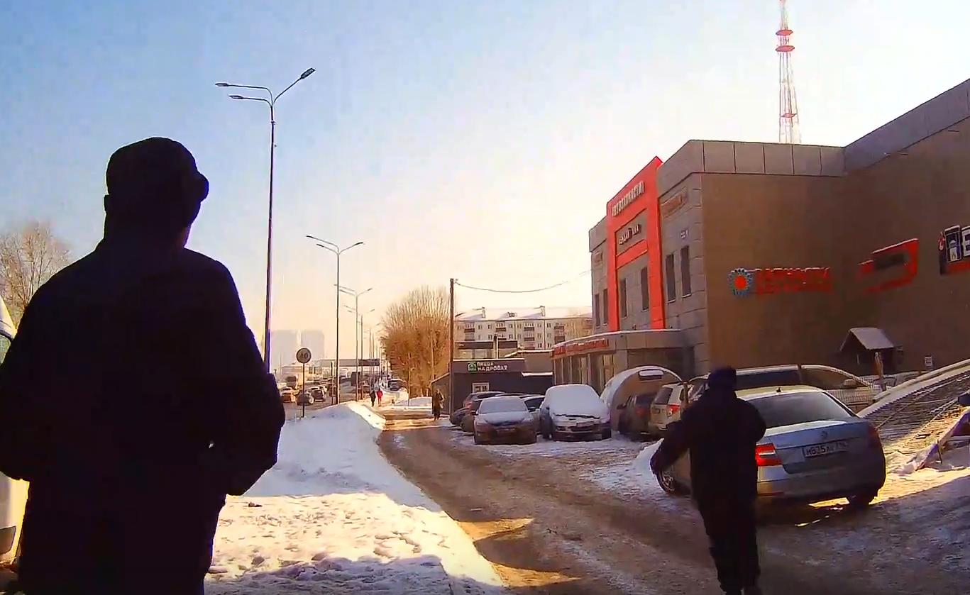 Пассажир, не оплативший проезд в автобусе Казани, пытался сбежать от контролеров