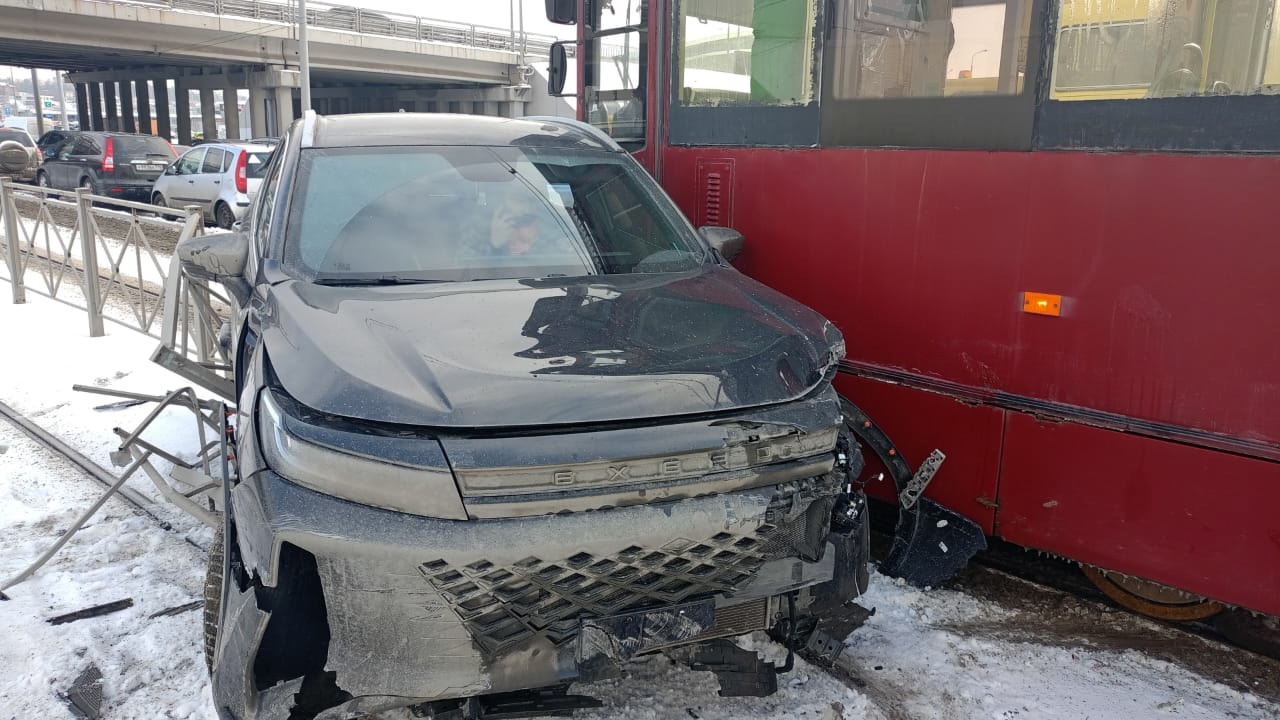 Трамваи в Казани временно сменили маршрут из-за ДТП на путях