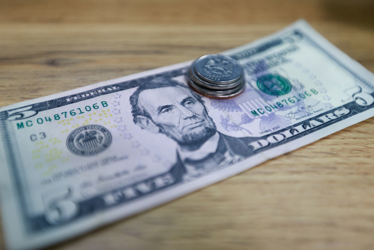 Россиянам разъяснили, что делать с долларами старого образца