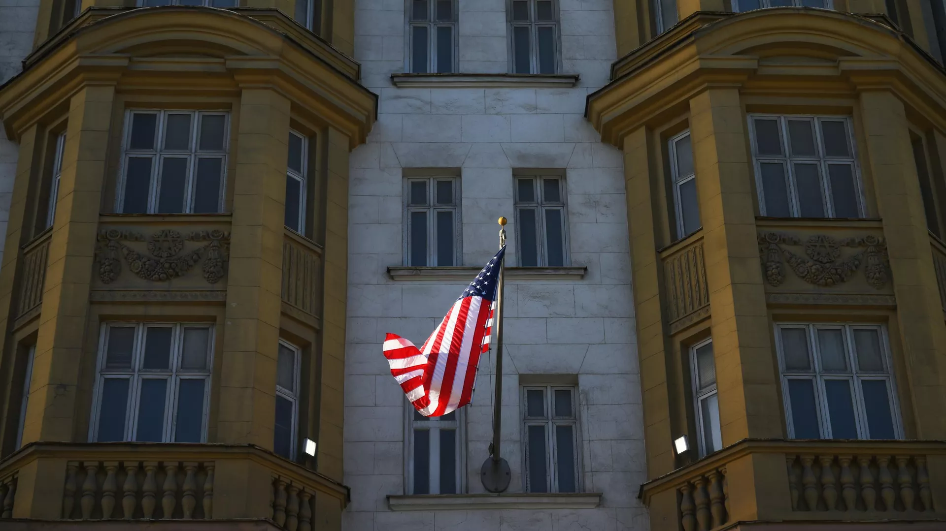США скоро снимут санкции с России, заявили FT
