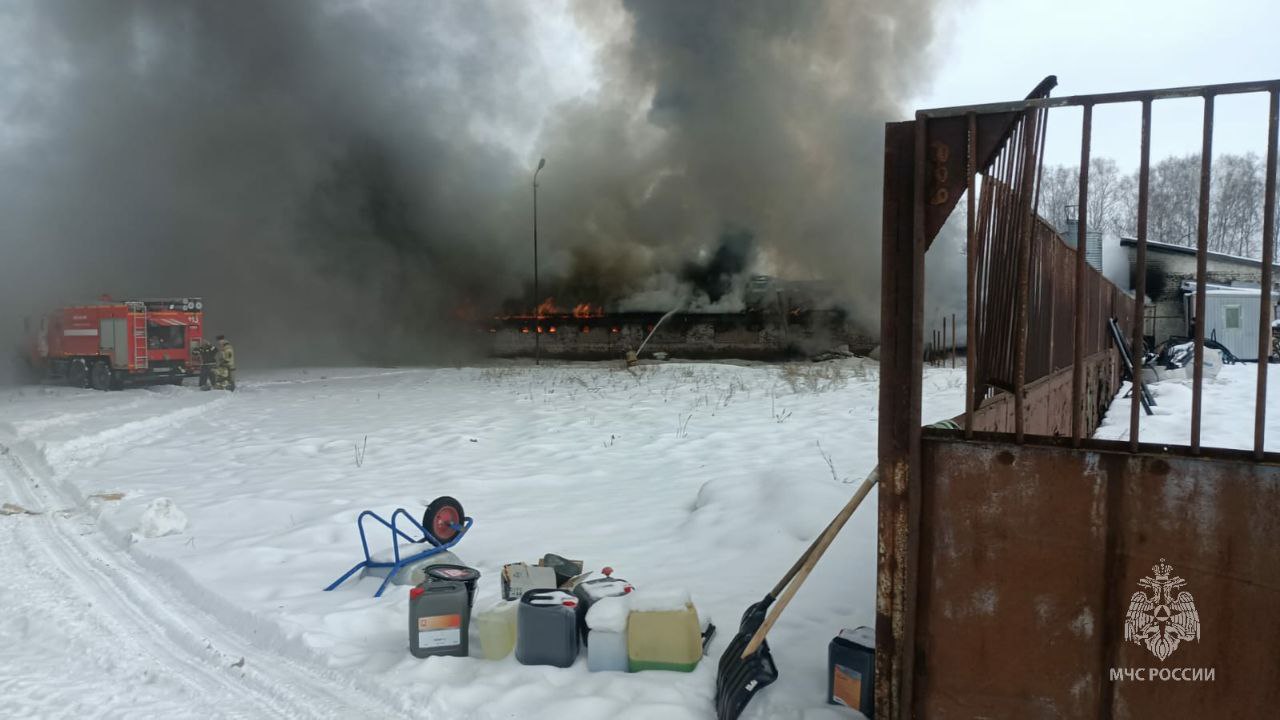 В Высокогорском районе тушат крупный пожар на производственном складе