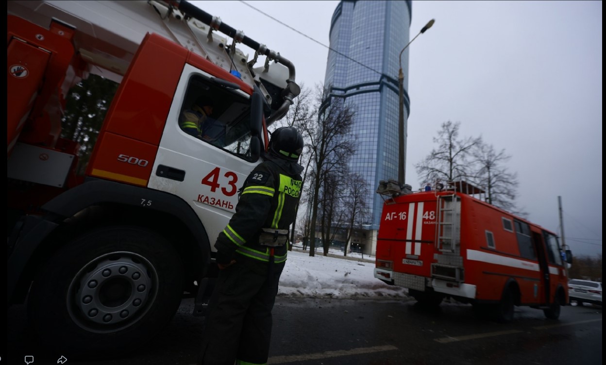 Пожарные потушили огонь на складе в Семиозерке Татарстана