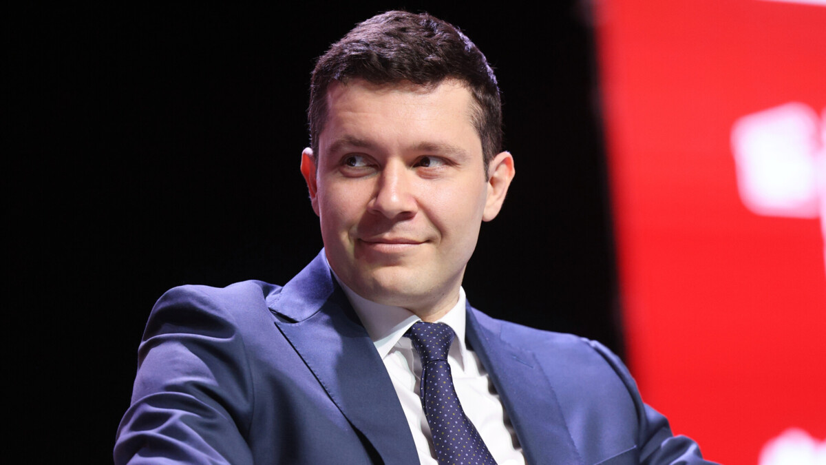 Глава Минпромторга Алиханов похвалил татарстанских промышленных роботов