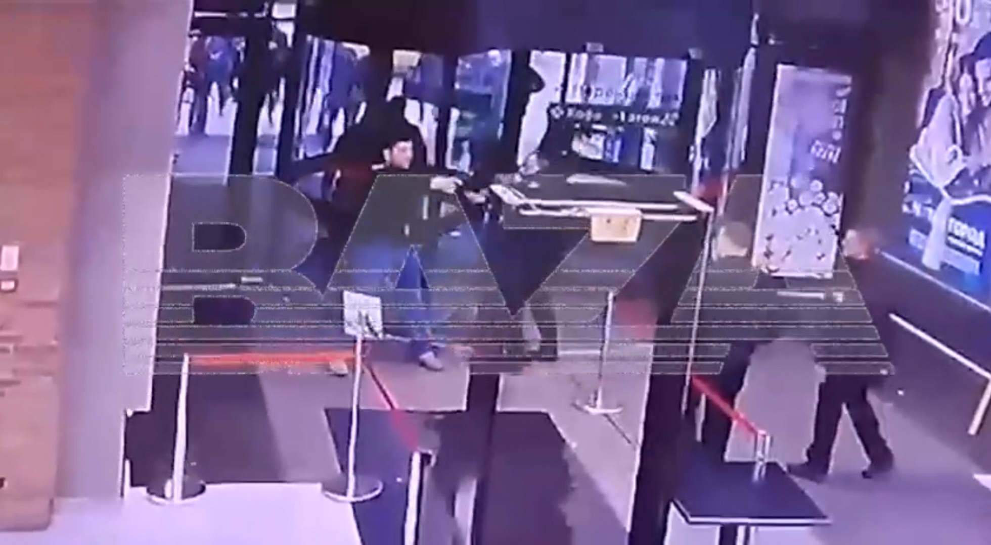 В торговом центре в Мытищах мужчина устроил стрельбу