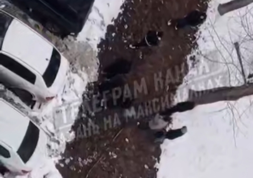 драка школьниц Полицейские Казани проводят проверку после драки школьниц во дворе