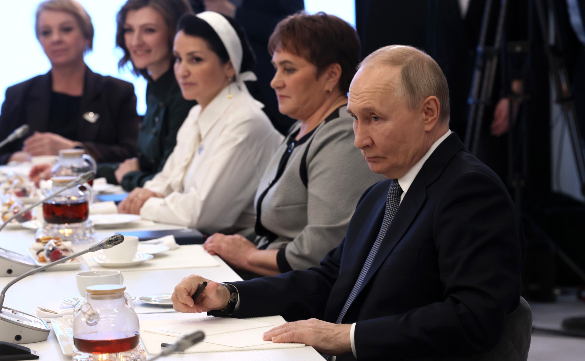 Путин одобрил идею создания стандарта поддержки семей бойцов СВО в регионах