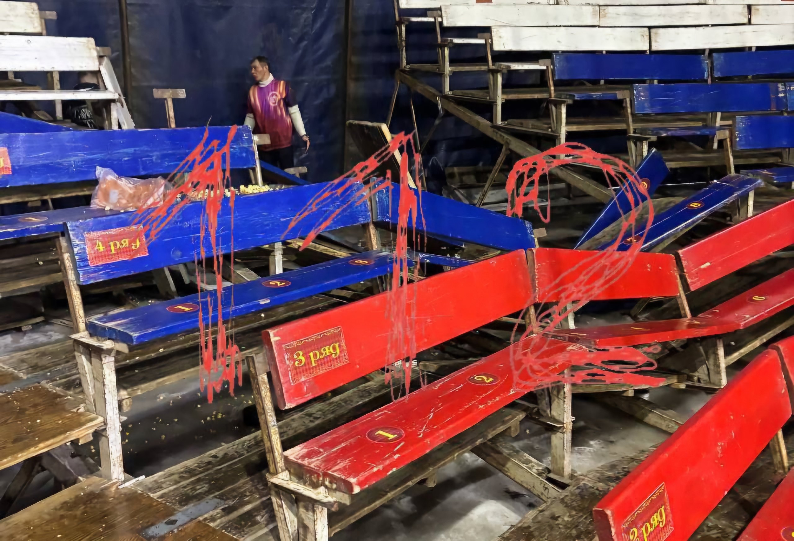 Трибуна со зрителями рухнула в цирке под Самарой