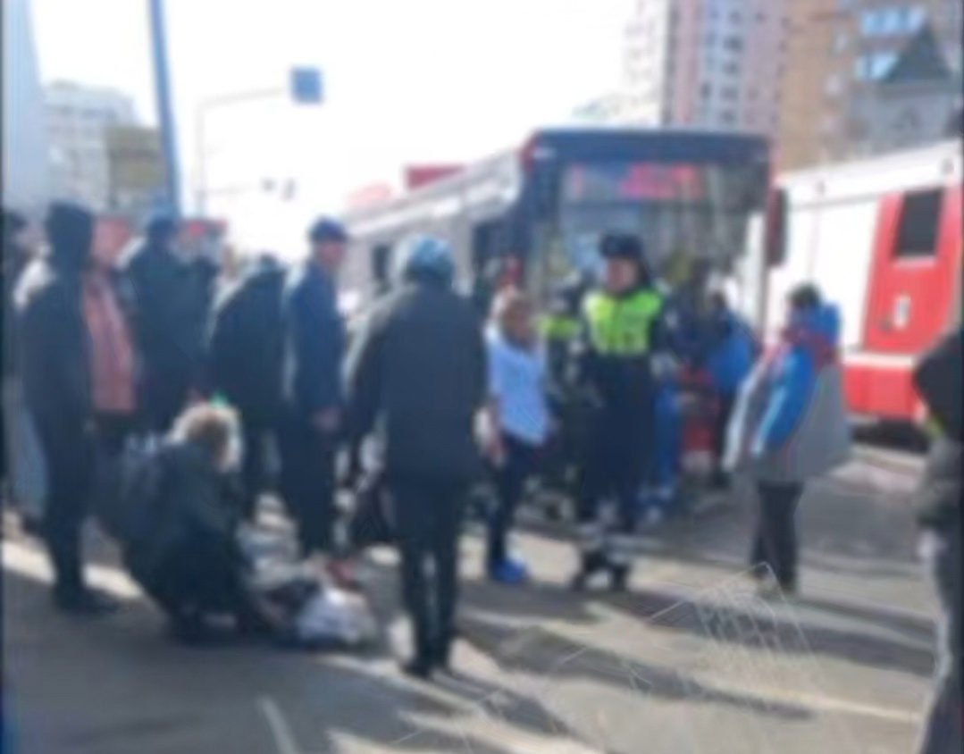 На остановке в Казани водитель такси сбил людей