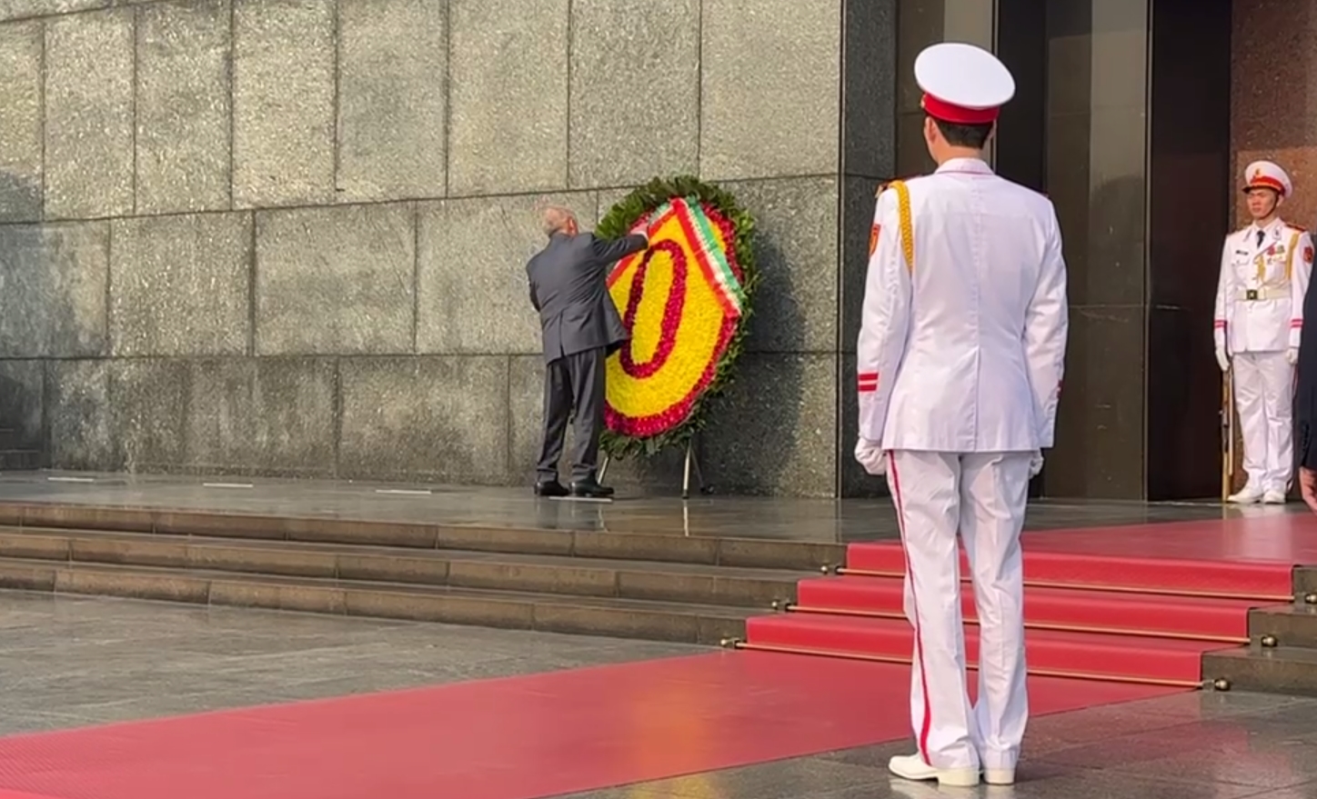 Минниханов во Вьетнаме возложил цветы к мавзолею Хо Ши Мина