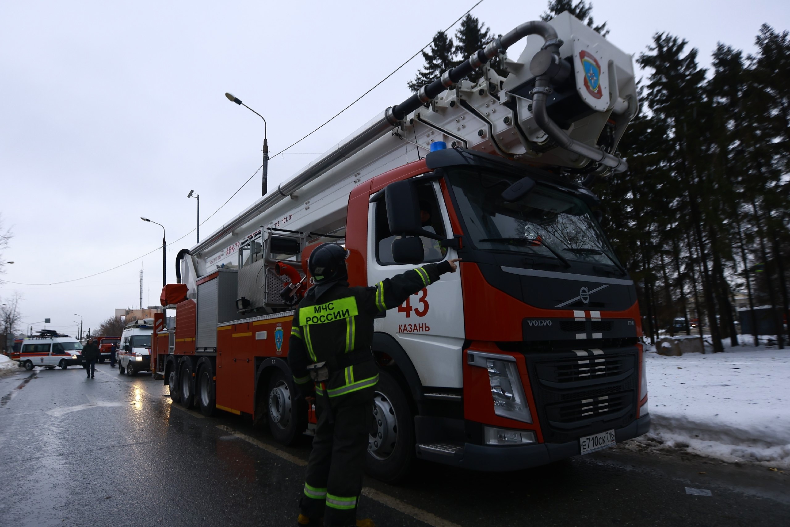 В Казани пожарные спасли пенсионерку из горящей квартиры