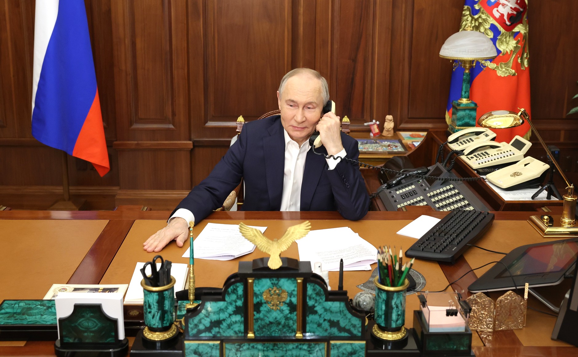 Путин обсудил по телефону с президентом ОАЭ переговоры в Эр-Рияде