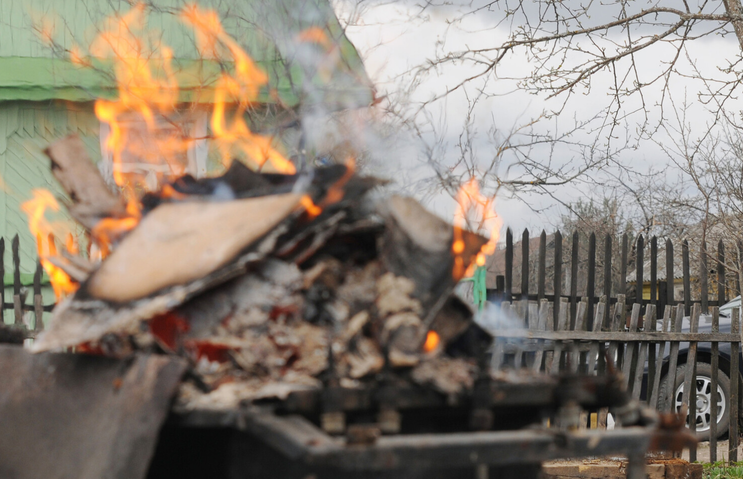 Неправильное сжигание мусора на даче грозит штрафом, предупредил депутат Чаплин