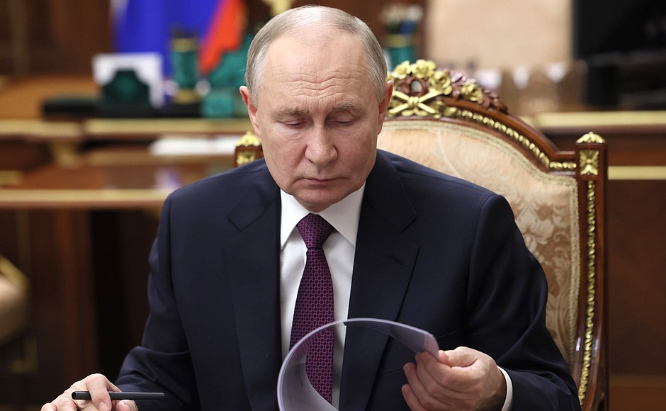 Путин присвоил трем работникам из Татарстана госнаграды