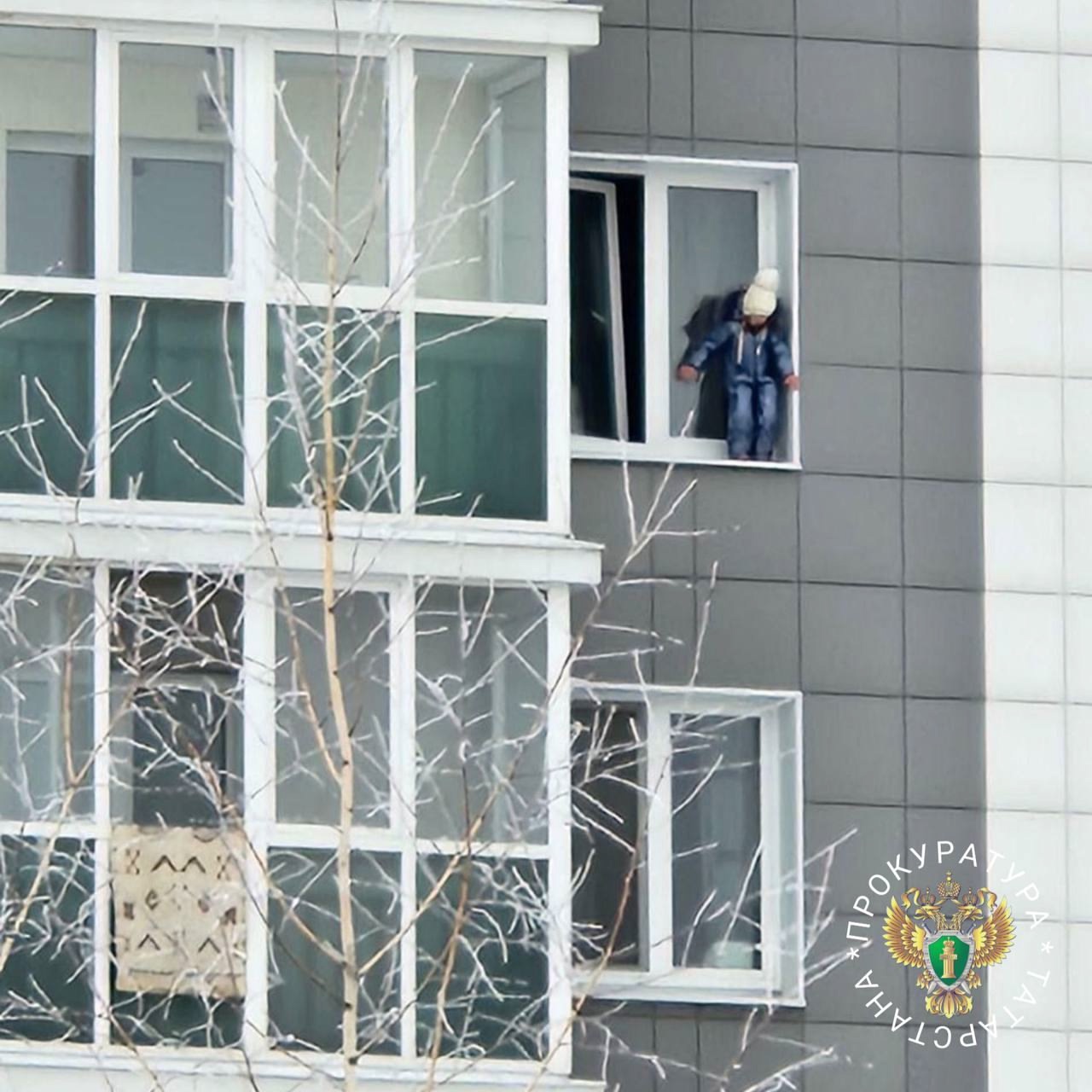 В Казани осудят женщину за дочь, гуляющую по карнизу шестого этажа