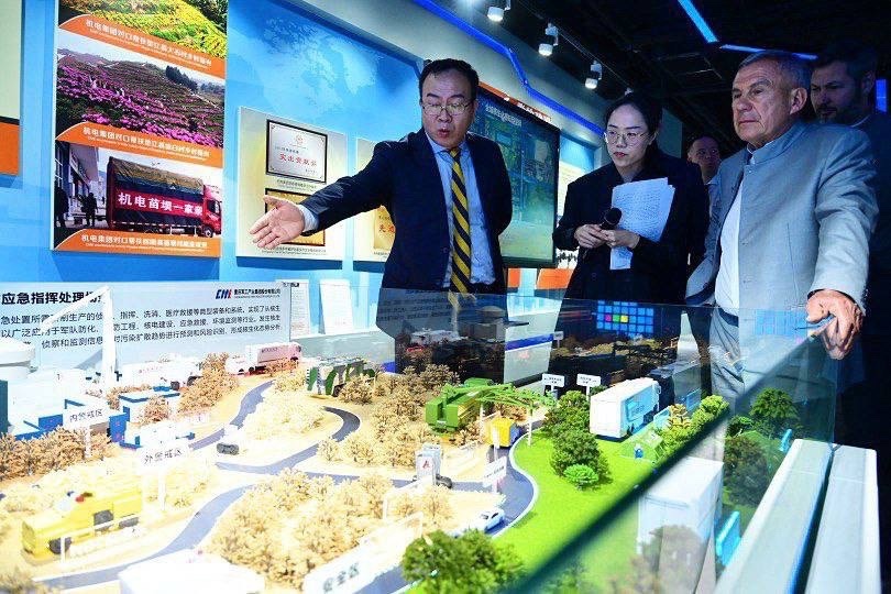 Минниханов посетил крупнейший в Китае холдинг по производству техоборудования