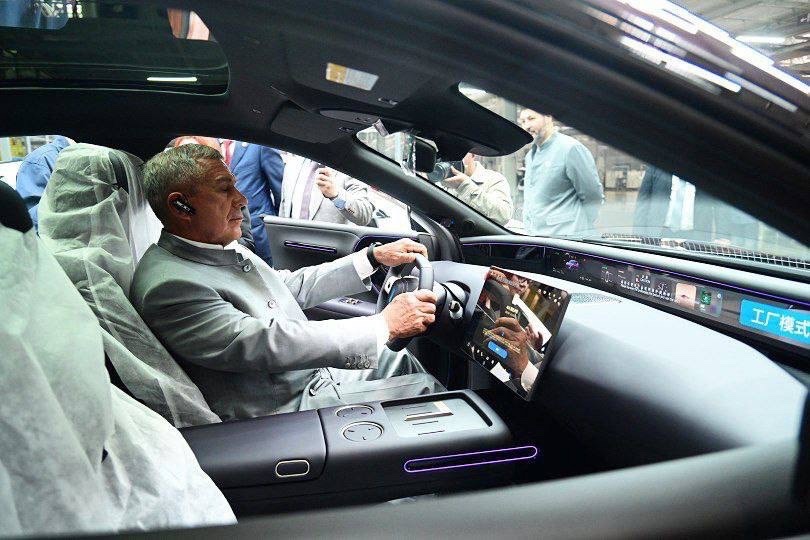 Минниханов в Китае посетил завод компании, где разрабатывают летающее авто